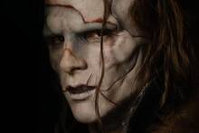 Guillermo del Toro se inspiró en Japón para reinventar al monstruo: Frankenstein se mueve como un superviviente nuclear