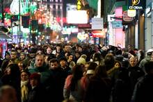 España bate su récord de población: ya roza los 50 millones de residentes y el motor demográfico no es la natalidad