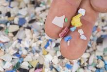 Más de 11.500 euros por limpiar tu sangre de microplásticos: la nueva obsesión sanitaria en España