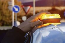 Ni prórrogas ni medias tintas: la DGT recuerda que la baliza V-16 será obligatoria en 2026 y 'no habrá excusas' de ningún tipo