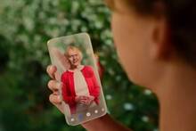 Una app de IA recrea a tus familiares muertos y las redes estallan: 'Esto es peor que un capítulo de Black Mirror'