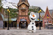 Un parque Disney estrena uno de los animatrnicos ms avanzados del mundo: un Olaf con IA que camina y abraza como en 'Frozen'
