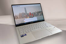 Anlisis del ASUS Zenbook 14 OLED: La sala de cine que llevas en la mochila y no le teme a tu biblioteca de Steam