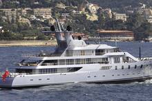 Un superyate de 130 millones, 10 días de visitas a España y un magnate ruso dispuesto a comprarlo todo: 'Piensa en el Monopoly'