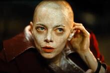 Ya hemos visto 'Bugonia' y es el experimento de ciencia ficción paranoide perfecto sobre la desinformación en internet