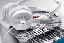 Sennheiser lanza una edici�n limitada de sus cascos HD 25: blancos y con la firma de Robin Schulz