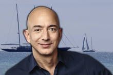 El yate de Jeff Bezos es demasiado grande incluso para un puerto de superyates, por eso est� atracado junto a petroleros