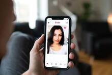 Tinder te corrige los mensajes con su IA antes de enviarlos y millones de europeos pierden citas porque el robot se equivoca