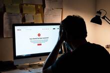 YouTube borra 12 millones de canales por la moderaci�n con IA y los creadores pierden dinero de la noche a la ma�ana