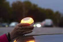 Confirmado por la DGT: la baliza V-16 reemplazar� a los tri�ngulos de emergencia a partir de 2026 pero los expertos dudan