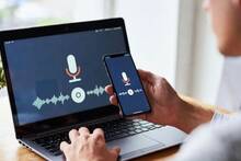 Empresas que crean los asistentes de voz han recaudado 6.600 millones en 2025 y cambiarán cómo hablas con tu móvil