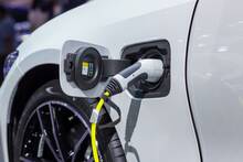 Espaa confirma un plan con 400 millones de euros ayudas a la compra de coches elctricos y 300 millones para puntos de carga