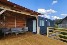 Adiós a las casas prefabricadas: reforman un contenedor de 28 metros por 30.000 euros y crean un negocio de alquiler redondo