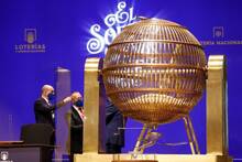 Expertos en ciberseguridad advierten: compartir décimos por WhatsApp puede costarte el premio de la Lotería de Navidad