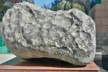 Rusia rastrea el robo de un meteorito de 2,8 toneladas y 4500 millones de a�os usado como adorno en Reino Unido: 'Es importante'