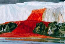 Cascadas de sangre en la Antártida: el glaciar Taylor derrama millones de litros de hierro oxidado que tiñe de rojo el hielo