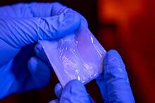 Cient�ficos desarrollan un material 'imposible' y logran el h�brido definitivo entre vidrio y pl�stico: 'Se moldea con el calor'