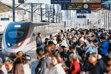 China apuesta por el tren de alta velocidad: 16.000 pasajeros por hora y 95.000 millones de viajes en la mayor migración humana