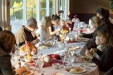 Ni timidez ni incomodidad: la psicología explica las razones por las que algunas personas no hablan en las comidas familiares