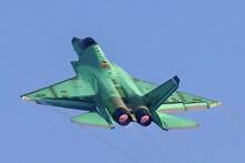 China muestra su caza de quinta generaci�n J-35 con 'piel verde' en un vuelo hist�rico en 2026 y revela su f�brica secreta