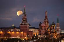 Crece la preocupaci�n: 4 'lunas' aparecen en el cielo de Mosc� y disparan la alarma antes de que la ciencia intervenga