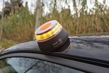 Confirmado por la DGT en 2026: as� funciona el nuevo tri�ngulo virtual V‑27 que complementa a la baliza V‑16