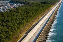 Jap�n construye un muro de 400 km contra tsunamis: 12.700 millones en hormig�n, pilares de 25 metros y enormes tetr�podos