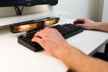 Adi�s a las manos fr�as mientras juegas con el calentador Envavo Heatbuff