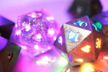 Pixels, un juego de dados de rol con iluminaci�n RGB, Bluetooth y carga inal�mbrica