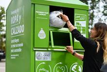 Espa�a prepara la 'soluci�n TexMat': dar� dinero por llevar ropa de segunda mano a los contenedores