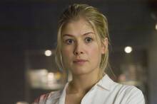 Rosamund Pike (47) se sincera sobre su fracaso cinematogr�fico con The Rock: 'Es una de las peores pel�culas de mi carrera'