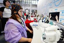 No es ciencia ficción: China aprueba el primer implante cerebral comercial para devolver movilidad a pacientes paralizados