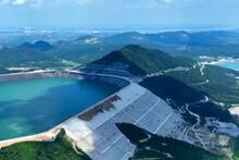 China cambia las normas: derrumba una monta�a y construye una megabater�a de 2100 MW con energ�a para 2 millones de hogares