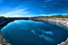 Canadá transforma un pozo minero de 220 metros en una batería colosal: un lago turquesa de energía eco para millones de hogares