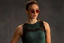 Sophie Turner (30) saca las ic�nicas pistolas de Lara Croft en el nuevo v�deo del rodaje de 'Tomb Raider': es calcada al juego