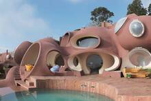 Una futurista mansi�n de 28 burbujas gigantes, al estilo Dragon Ball, se esconde en una de las costas m�s cotizadas de Europa