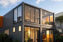 Ni de madera ni de pladur: la casa prefabricada de 2 plantas por 14.000 euros que es la solución barata para trabajar desde casa