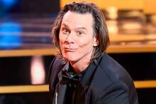 Jim Carrey (64) reaparece para recoger un premio y su aspecto desata teor�as locas alimentadas por un maquillador: 'No es �l'