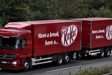 Un camión de 12 toneladas con más de 400.000 KitKat desaparece en Europa y Nestlé pide ayuda para rastrear el botín