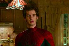 Andrew Garfield ve la saga de 'Harry Potter' por primera vez y es claro: 'No deber�amos darle dinero'