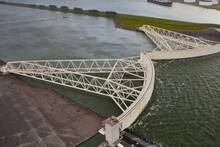 Los Pa�ses Bajos levantan una colosal barrera costera de 210 metros: autom�tica ante subidas del mar, protege R�terdam