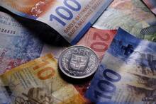 Suiza rompe las normas: aparca las tarjetas y el dinero digital y defiende el efectivo ante las presiones de Europa