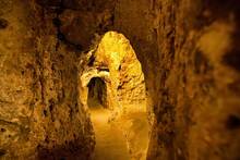 Arqueólogos descubren en una granja un extraño montículo que guarda restos de 5000 años: 'Anclajes rituales de un pasado remoto'