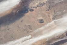 La NASA mira al S�hara desde el espacio y encuentra tres colosales estructuras oscuras sin arena que no saben explicar