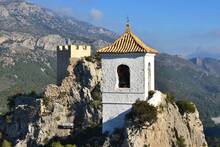 El pueblo espa�ol que parece sacado de 'The Witcher': menos de 300 habitantes y un castillo levantado sobre una roca gigante