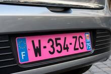 Francia cambia las normas: aprueba las matr�culas de color rosa y el cambio legislativo tiene una raz�n