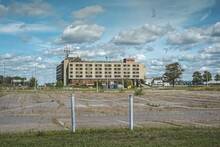 Destruyen pueblos enteros para el megaaeropuerto m�s grande del mundo: hoy est� abandonado y se pudre entre ruinas