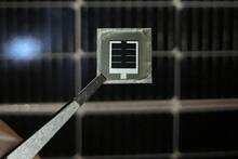 China cambia de estrategia: rompe el techo del silicio con una c�lula solar que alcanza un 34,85% de eficiencia