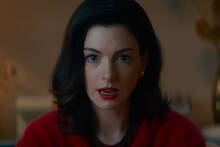 Anne Hathaway cambia de piel y arrasa como villana en un thriller con Dakota Johnson que puede triunfar en taquilla