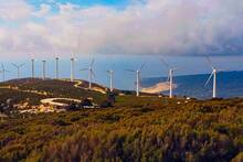 España marca su estrategia energética: 33 millones de inversión y cinco aerogeneradores para el megaparque eólico en Tarifa